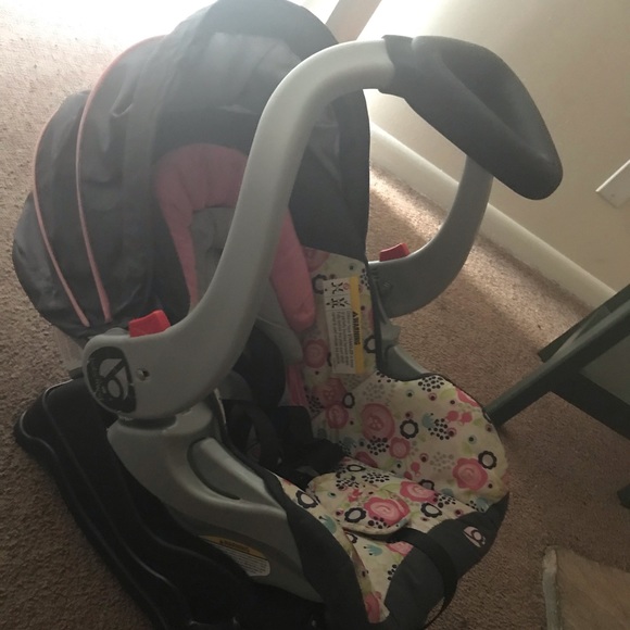 Baby swing like new asking $30 and $30 car seat - Picture 3 of 3